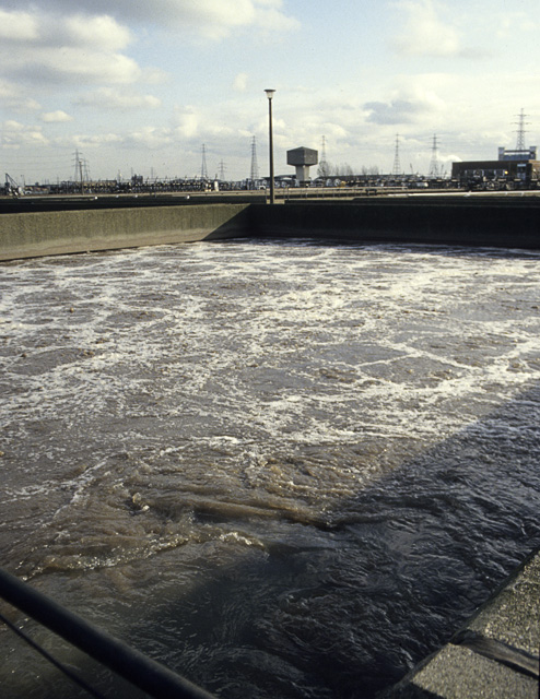 _Activated_Sludge_Tank_-_geograph.org.uk_-_1481906.jpg