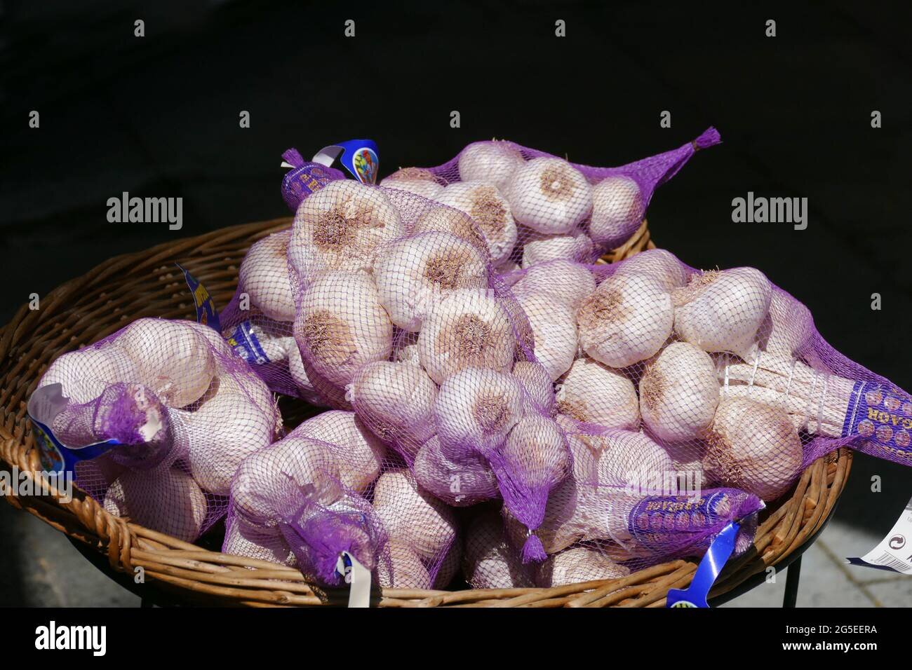 germany-munich-march-16-fresh-garlic-heads-in-plastic-net-2G5EERA.jpg